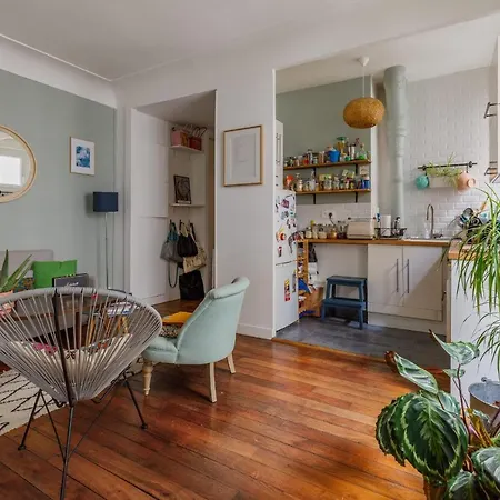 A Small Cocoon Design Montmartre Near Abbesses *